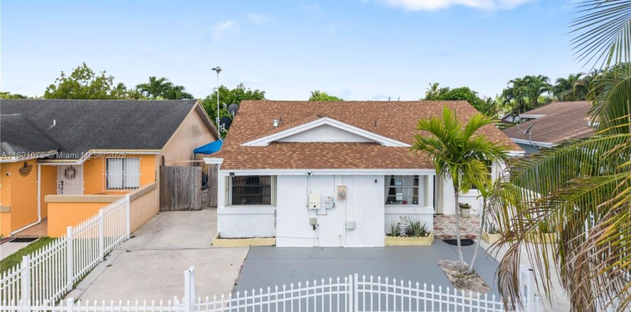 Villa ou maison à Miami, Floride 3 chambres, 127.46 m2 № 1994378