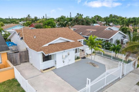 Villa ou maison à vendre à Miami, Floride: 3 chambres, 127.46 m2 № 1994378 - photo 2