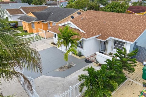 Villa ou maison à vendre à Miami, Floride: 3 chambres, 127.46 m2 № 1994378 - photo 3