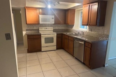 Villa ou maison à louer à New Port Richey, Floride: 3 chambres, 157.84 m2 № 2098758 - photo 5