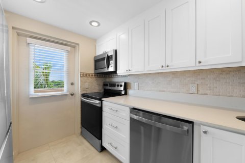 Condo in Deerfield Beach, Florida, 2 bedrooms  № 2266249 - photo 4