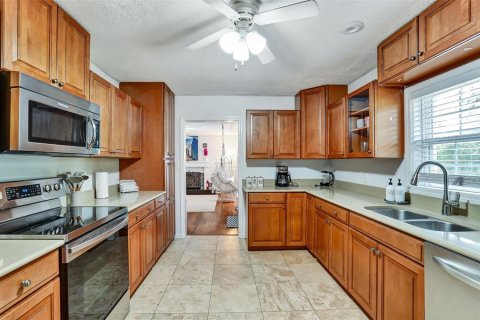 House in Saint Petersburg, Florida 3 bedrooms, 139.73 sq.m. № 2197906 - photo 15