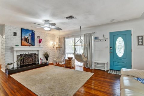 House in Saint Petersburg, Florida 3 bedrooms, 139.73 sq.m. № 2197906 - photo 6