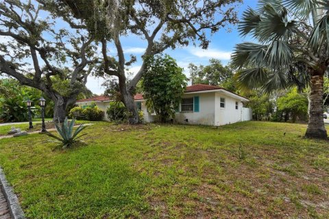 House in Saint Petersburg, Florida 3 bedrooms, 139.73 sq.m. № 2197906 - photo 5