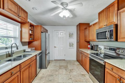 House in Saint Petersburg, Florida 3 bedrooms, 139.73 sq.m. № 2197906 - photo 19