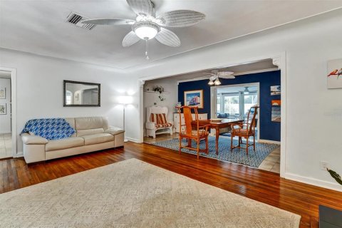 House in Saint Petersburg, Florida 3 bedrooms, 139.73 sq.m. № 2197906 - photo 8