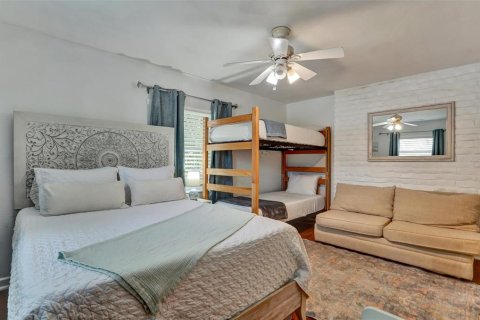 House in Saint Petersburg, Florida 3 bedrooms, 139.73 sq.m. № 2197906 - photo 25