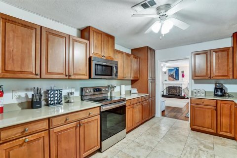 House in Saint Petersburg, Florida 3 bedrooms, 139.73 sq.m. № 2197906 - photo 16