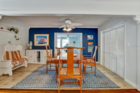 House in Saint Petersburg, Florida 3 bedrooms, 139.73 sq.m. № 2197906 - photo 11