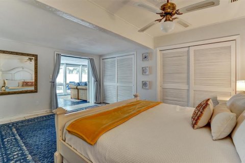 House in Saint Petersburg, Florida 3 bedrooms, 139.73 sq.m. № 2197906 - photo 24
