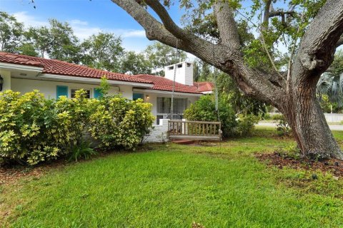 House in Saint Petersburg, Florida 3 bedrooms, 139.73 sq.m. № 2197906 - photo 2