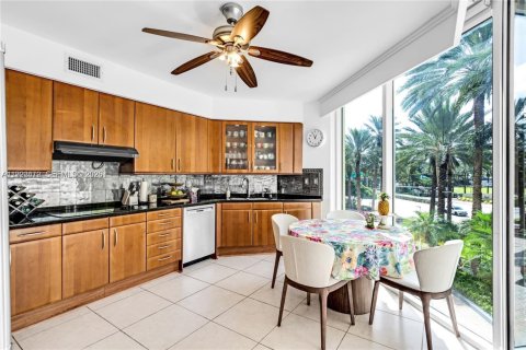 Купить кондоминиум в Санни-Айлс-Бич, Флорида 3 спальни, 188.22м2, № 2056835 - фото 11