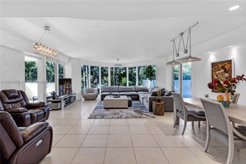 Купить кондоминиум в Санни-Айлс-Бич, Флорида 3 спальни, 188.22м2, № 2056835 - фото 9