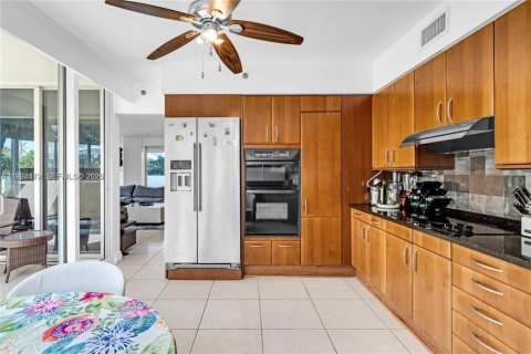 Купить кондоминиум в Санни-Айлс-Бич, Флорида 3 спальни, 188.22м2, № 2056835 - фото 12