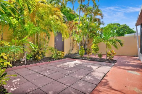 Townhouse in Miami, Florida 3 bedrooms, 113.71 sq.m. № 1891908 - photo 25