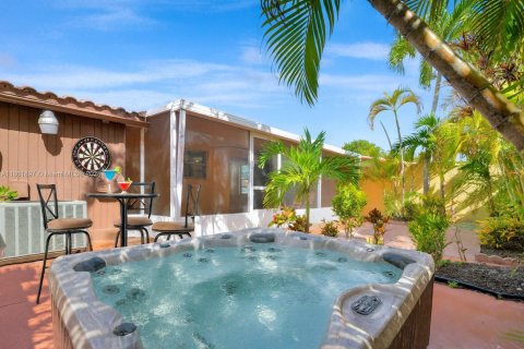 Townhouse in Miami, Florida 3 bedrooms, 113.71 sq.m. № 1891908 - photo 1