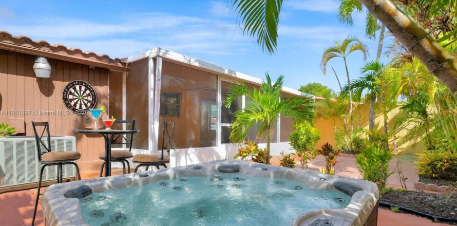 Townhouse in Miami, Florida 3 bedrooms, 113.71 sq.m. № 1891908