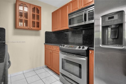 Townhouse in Miami, Florida 3 bedrooms, 113.71 sq.m. № 1891908 - photo 13