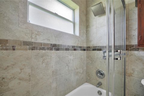 Townhouse in Miami, Florida 3 bedrooms, 113.71 sq.m. № 1891908 - photo 21