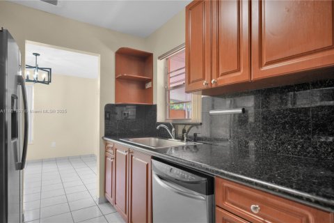 Townhouse in Miami, Florida 3 bedrooms, 113.71 sq.m. № 1891908 - photo 14