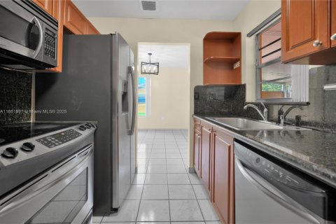 Townhouse in Miami, Florida 3 bedrooms, 113.71 sq.m. № 1891908 - photo 7
