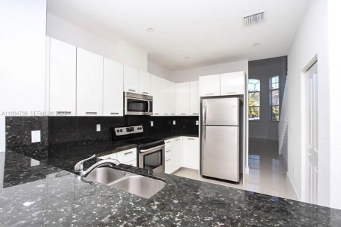 Casa en alquiler en Miami, Florida, 4 dormitorios, 250.84 m2 № 1992932 - foto 5