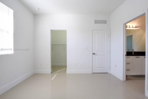 Casa en alquiler en Miami, Florida, 4 dormitorios, 250.84 m2 № 1992932 - foto 14
