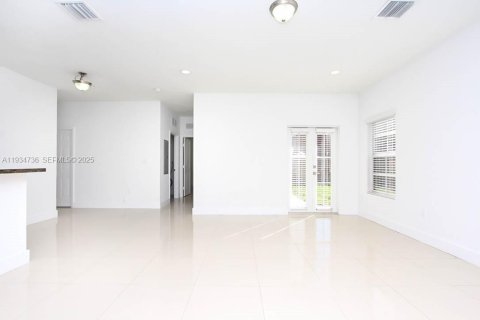 Casa en alquiler en Miami, Florida, 4 dormitorios, 250.84 m2 № 1992932 - foto 23