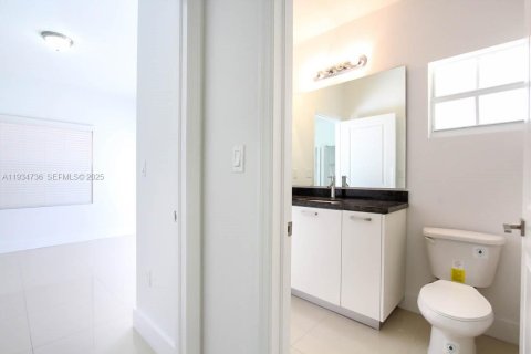 Casa en alquiler en Miami, Florida, 4 dormitorios, 250.84 m2 № 1992932 - foto 26