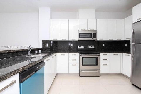 Casa en alquiler en Miami, Florida, 4 dormitorios, 250.84 m2 № 1992932 - foto 6