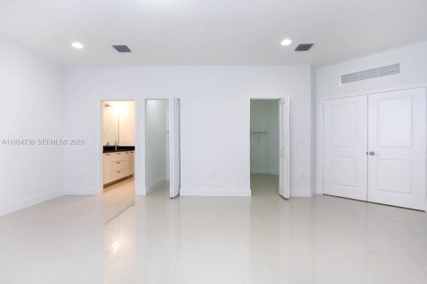 Casa en alquiler en Miami, Florida, 4 dormitorios, 250.84 m2 № 1992932 - foto 17