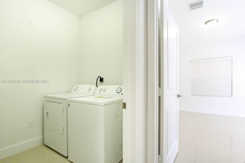 Casa en alquiler en Miami, Florida, 4 dormitorios, 250.84 m2 № 1992932 - foto 25