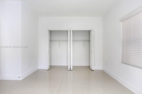 Casa en alquiler en Miami, Florida, 4 dormitorios, 250.84 m2 № 1992932 - foto 27