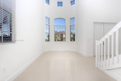 Casa en alquiler en Miami, Florida, 4 dormitorios, 250.84 m2 № 1992932 - foto 1