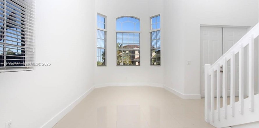 Casa en Miami, Florida 4 dormitorios, 250.84 m2 № 1992932
