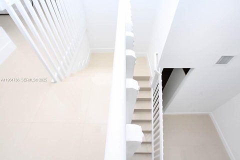 Casa en alquiler en Miami, Florida, 4 dormitorios, 250.84 m2 № 1992932 - foto 21