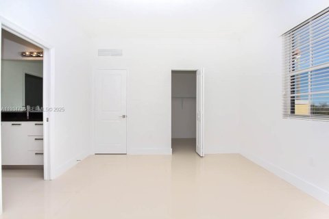 Casa en alquiler en Miami, Florida, 4 dormitorios, 250.84 m2 № 1992932 - foto 9