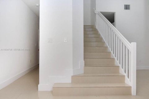 Casa en alquiler en Miami, Florida, 4 dormitorios, 250.84 m2 № 1992932 - foto 3