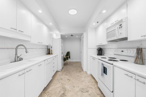 Condo in Highland Beach, Florida, 2 bedrooms  № 2081590 - photo 10
