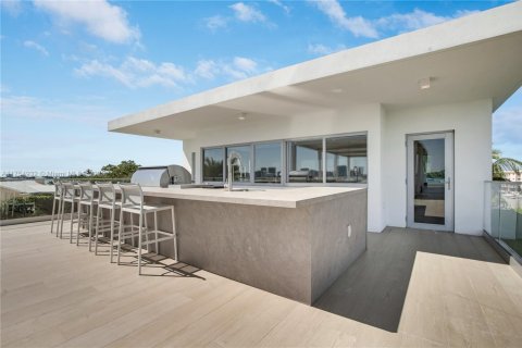 House in North Miami, Florida 6 bedrooms, 634.71 sq.m. № 1860187 - photo 30