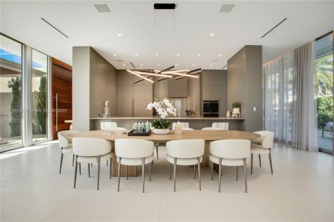 House in North Miami, Florida 6 bedrooms, 634.71 sq.m. № 1860187 - photo 3