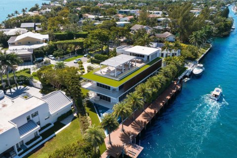 House in North Miami, Florida 6 bedrooms, 634.71 sq.m. № 1860187 - photo 1