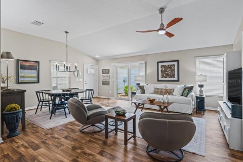 House in The Villages, Florida 2 bedrooms, 113.99 sq.m. № 1744639 - photo 5