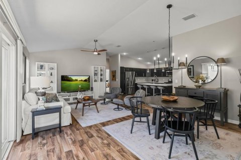 House in The Villages, Florida 2 bedrooms, 113.99 sq.m. № 1744639 - photo 4
