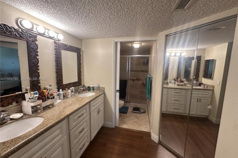 Condo in Pembroke Pines, Florida, 2 bedrooms  № 2060936 - photo 9