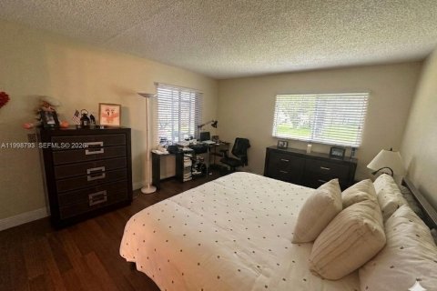 Condo in Pembroke Pines, Florida, 2 bedrooms  № 2060936 - photo 10