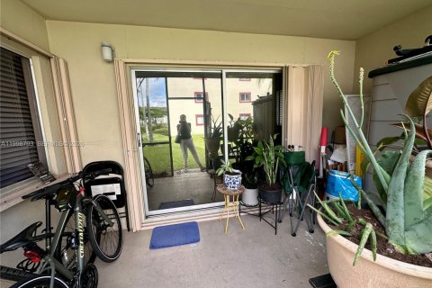 Condo in Pembroke Pines, Florida, 2 bedrooms  № 2060936 - photo 7