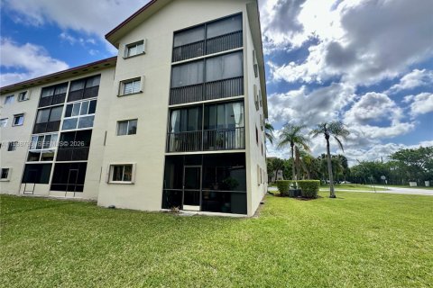 Condo in Pembroke Pines, Florida, 2 bedrooms  № 2060936 - photo 15