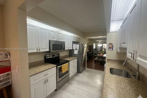 Condo in Pembroke Pines, Florida, 2 bedrooms  № 2060936 - photo 4