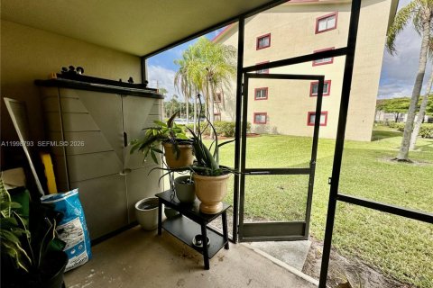 Condo in Pembroke Pines, Florida, 2 bedrooms  № 2060936 - photo 17
